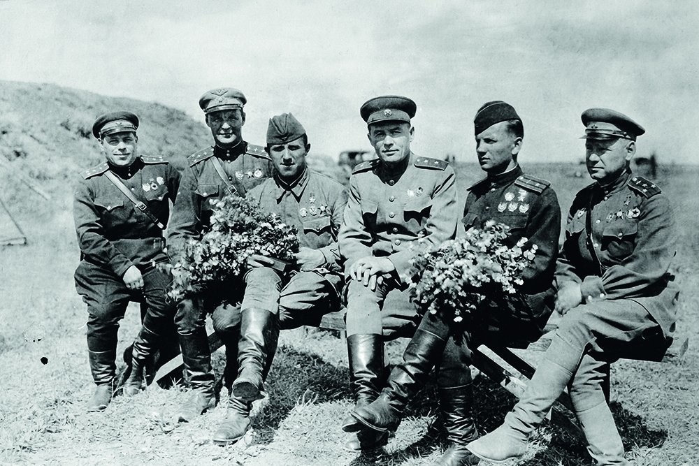 Генерал-потполковник К.А. Вершинин со борци, истакнати воздухопловни асови од Големата Татковинска војна.
 
