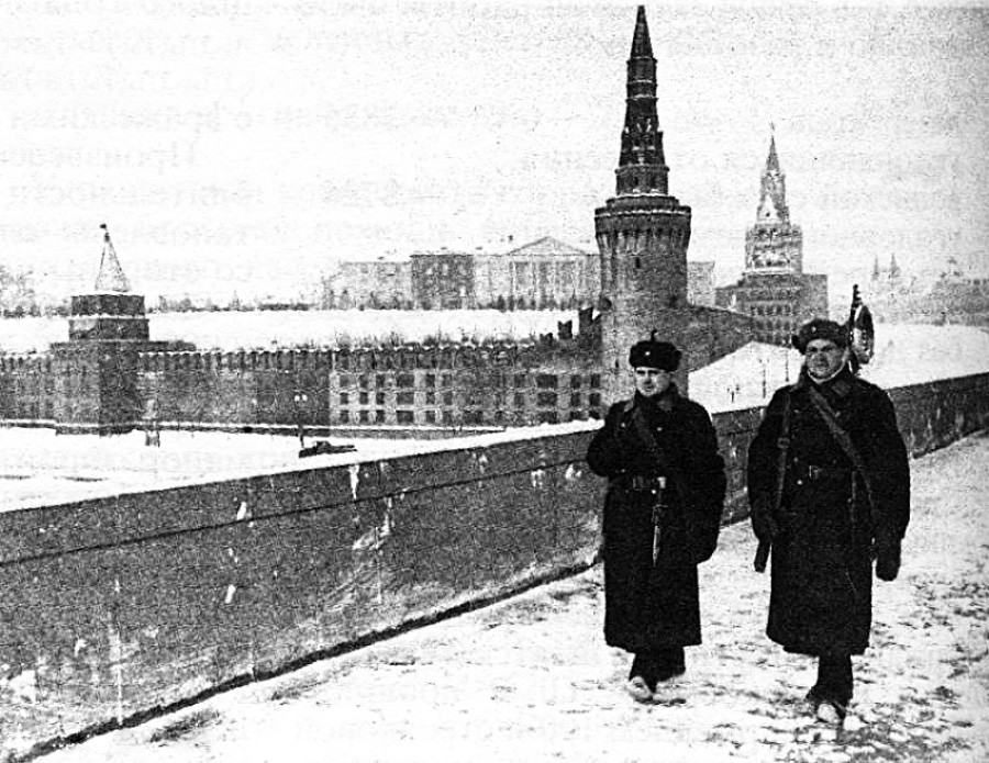 Kremlin Moskow dari Jembatan Borovitsky. Dinding dan menara Kremlin diubah supaya terlihat seperti bangunan apartemen.