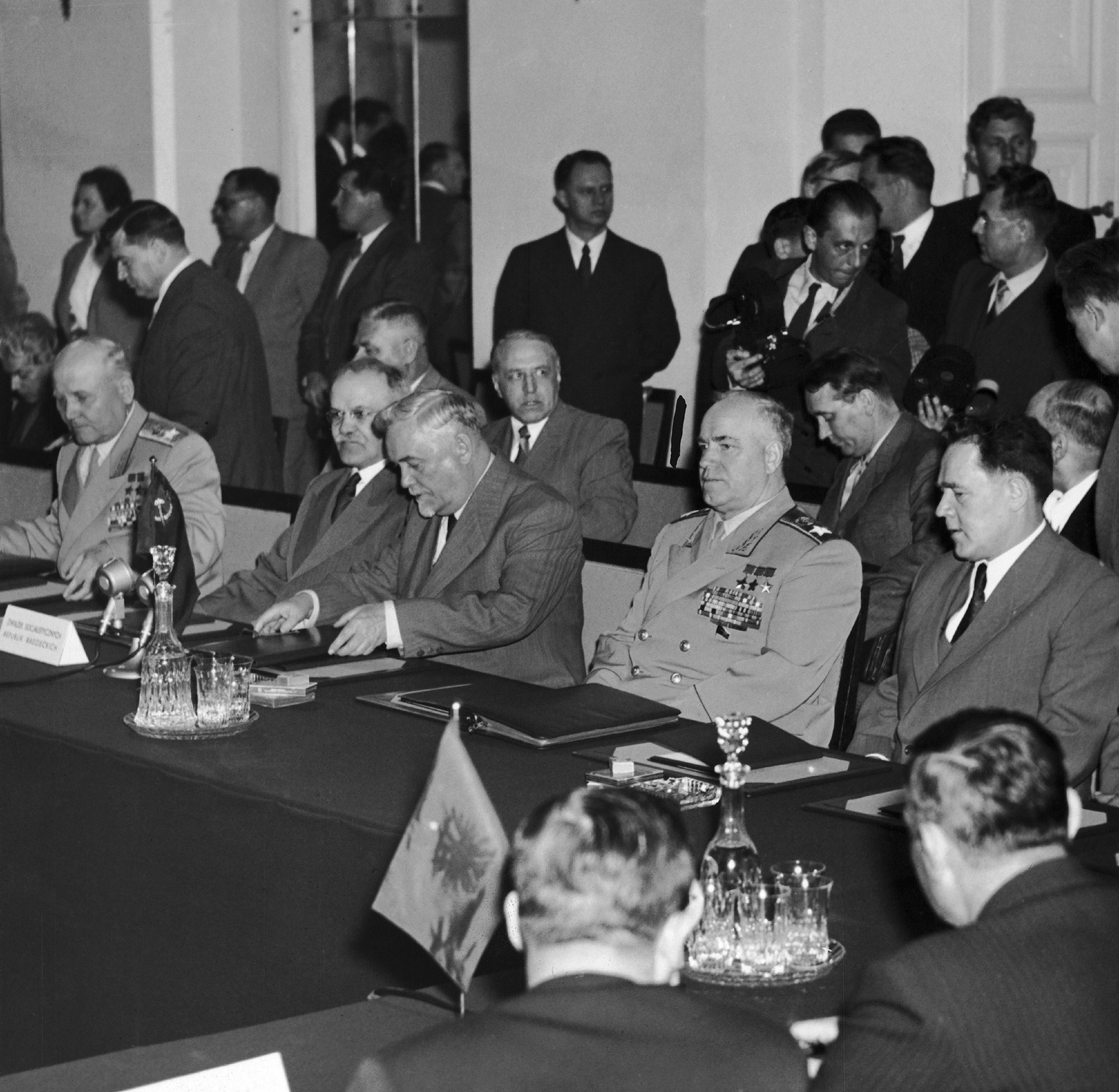 Делегациите на СССР, Албанија, Бугарија, Полска, Романија и на Кина. 14 мај 1955.