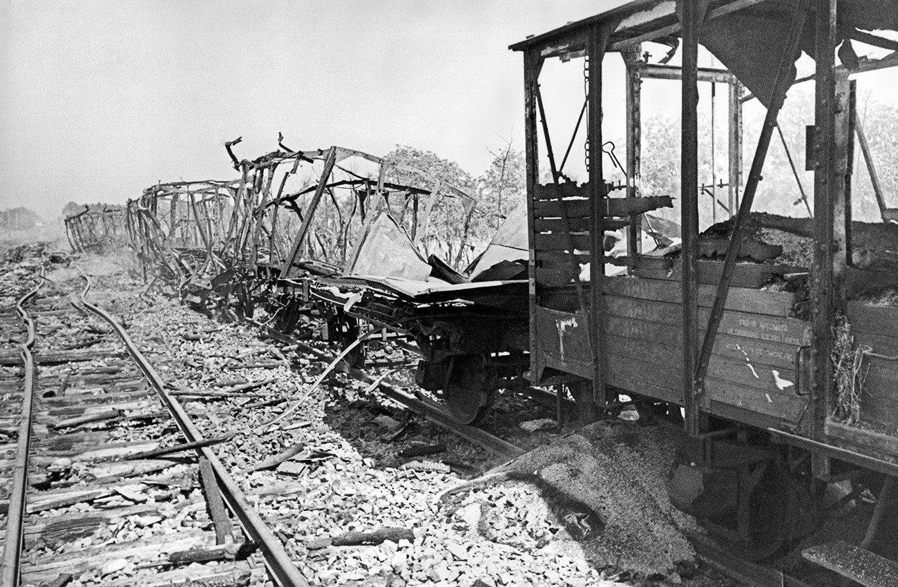 Pruga i vagoni poslije eksplozije.

