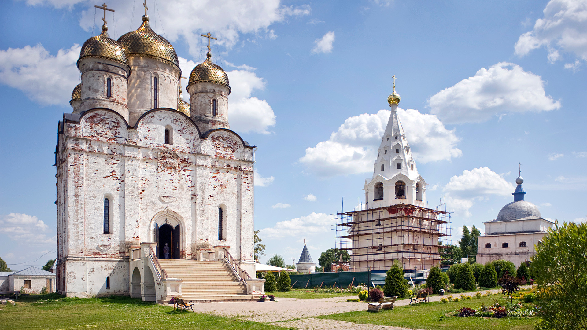 Mozhajsk. Monastero Luzhetskij della Natività della Vergine di San Teraponte, vista nord-ovest. Da sinistra: Cattedrale della Natività, campanile, Chiesa della Trasfigurazione sulle Porte Sacre. Fotografia: 5 luglio 2015