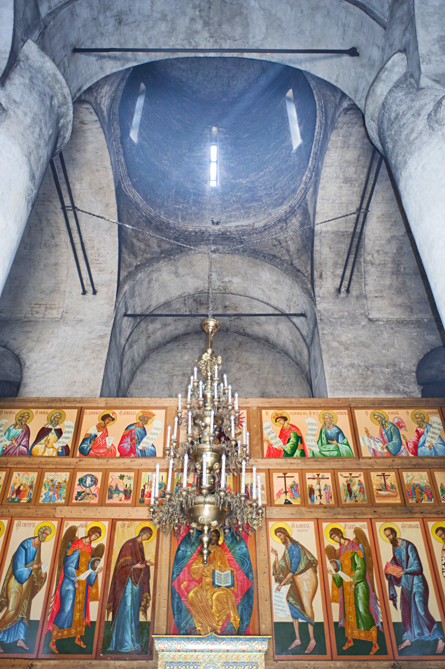 Monastero Luzhetskij. Cattedrale della Natività della Vergine. Interno, vista est verso l’iconostasi e la cupola principale. 5 luglio 2015
