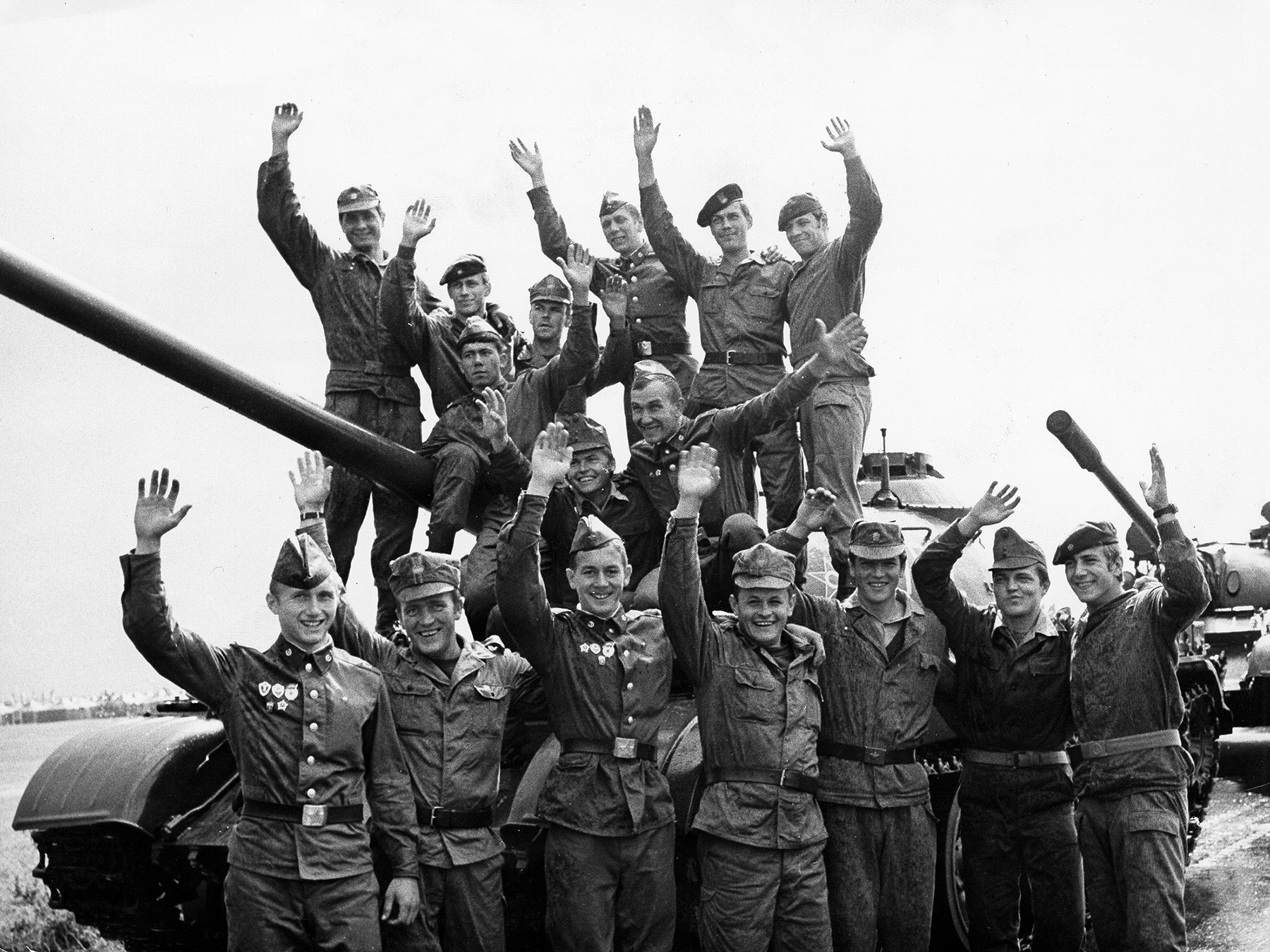 Des soldats participant aux exercices militaires sur le territoire de la RDA. 1980