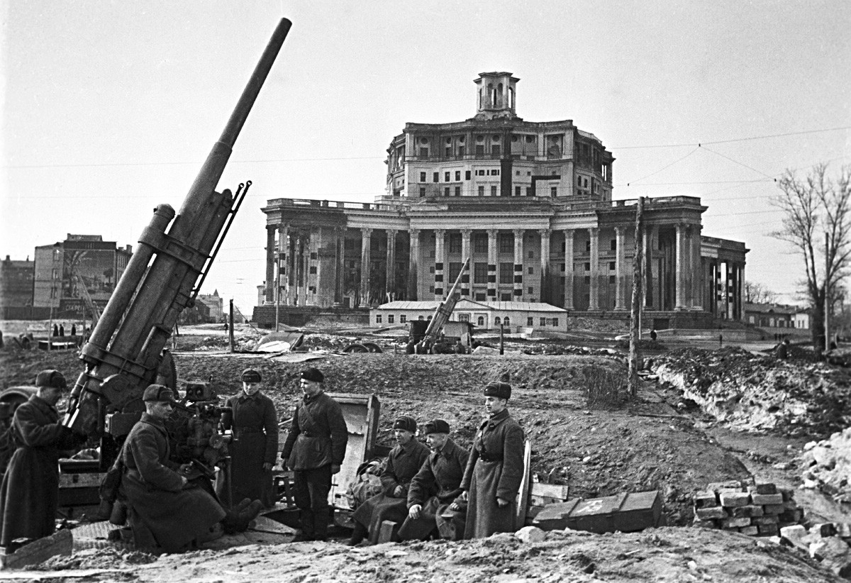 Novembro de 1941. Defesa aérea em frente ao Teatro do Exército Soviético, em Moscou.