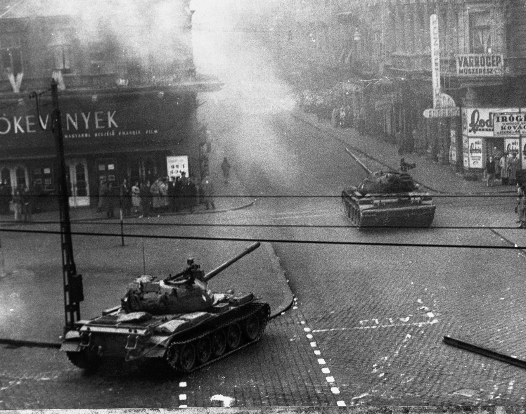 ソ連の戦車がブダペストの道を走っている。