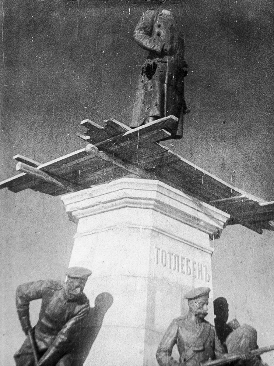 Estátua decapitada do [general russo] Eduard Totleben