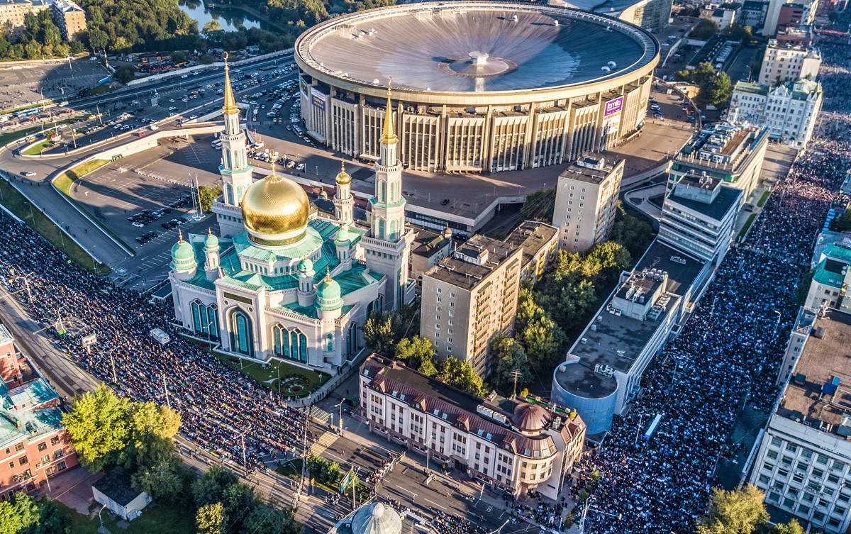 Из птичје перспективе. Муслимани погружени у молитву на улицама око московске Саборне џамије на празник Курбан-Бајрама.