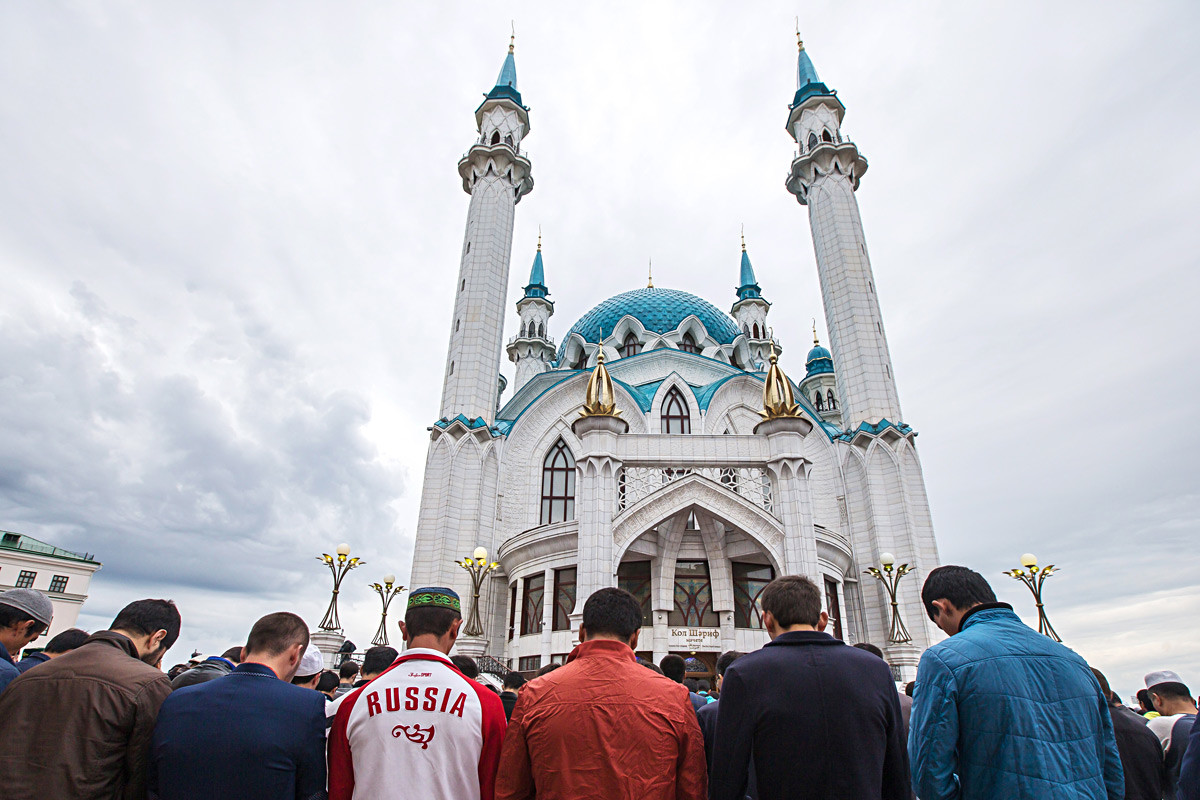 Muslims pray at Kul Sharif mosque in Kazan's Kremlin during celebrations of Eid al-Fitr) 