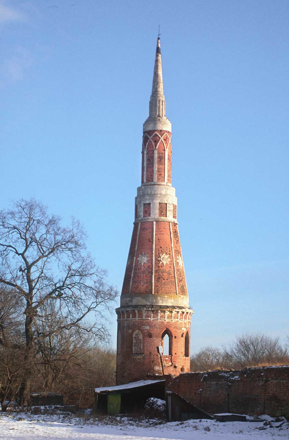 Old Golutvin Monastery. East tower. December 26, 2003.