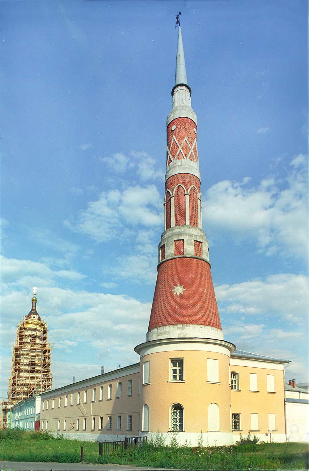 Old Golutvin Monastery, northwest view. From left: north wall & bell tower, NW corner tower. July 21, 2006.