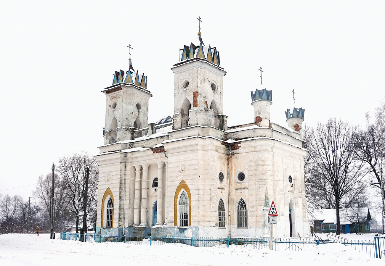 Verklärungskirche im Pseudogotik-Stil aus dem Jahr 1780 im Dorf Welikaja Topal, Region Brjansk