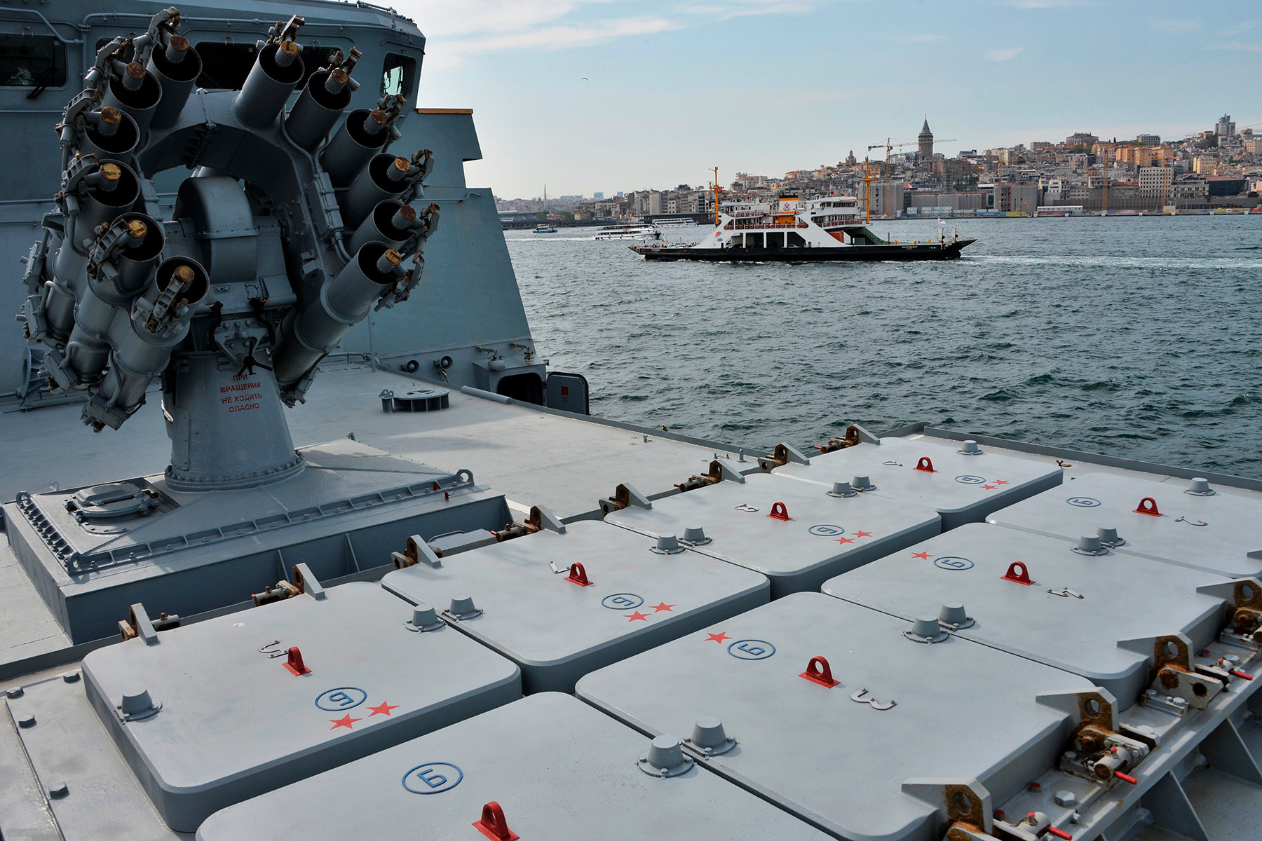 イスタンブールで行われた国際軍事産業展覧会 IDEF-2019で紹介された巡航ミサイル「カリブル」のロケットランチャーと対潜迫撃砲RBU-6000 スメルチ-2。1136型警備艦「アドミラル・エッセン」に掲載されている。