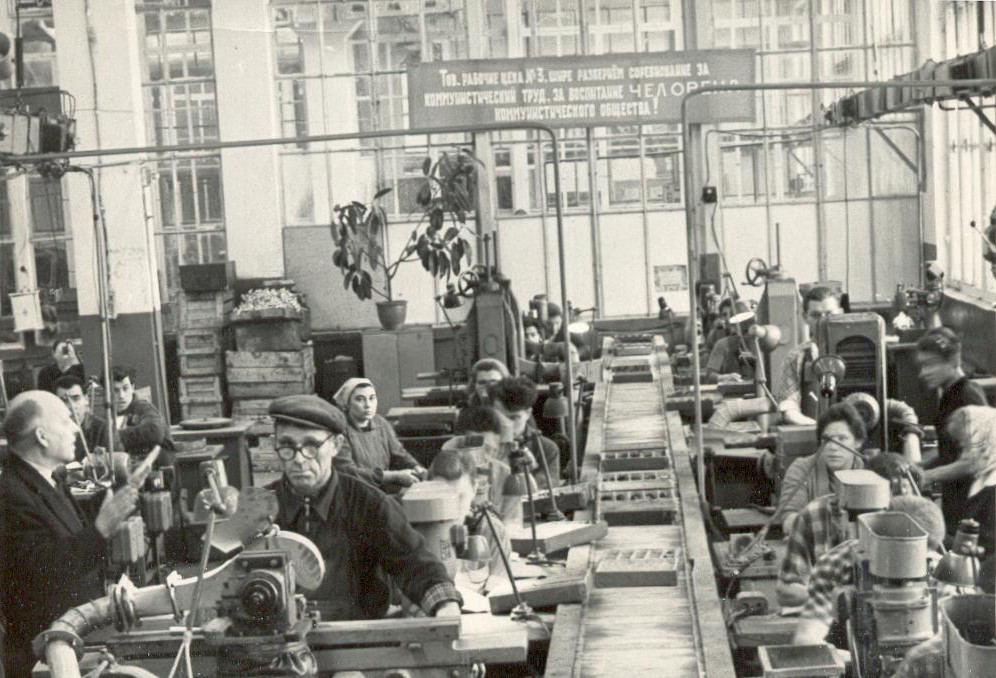 Первая конвейерная сборка на заводе «Октава»