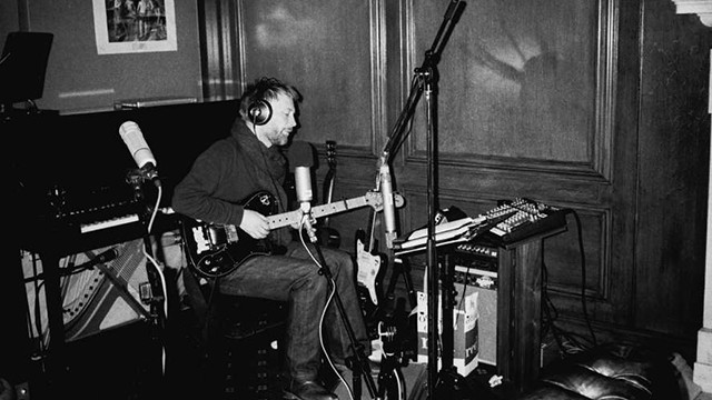 Солист группы Radiohead Том Йорк записывает альбом на микрофон «Октава»