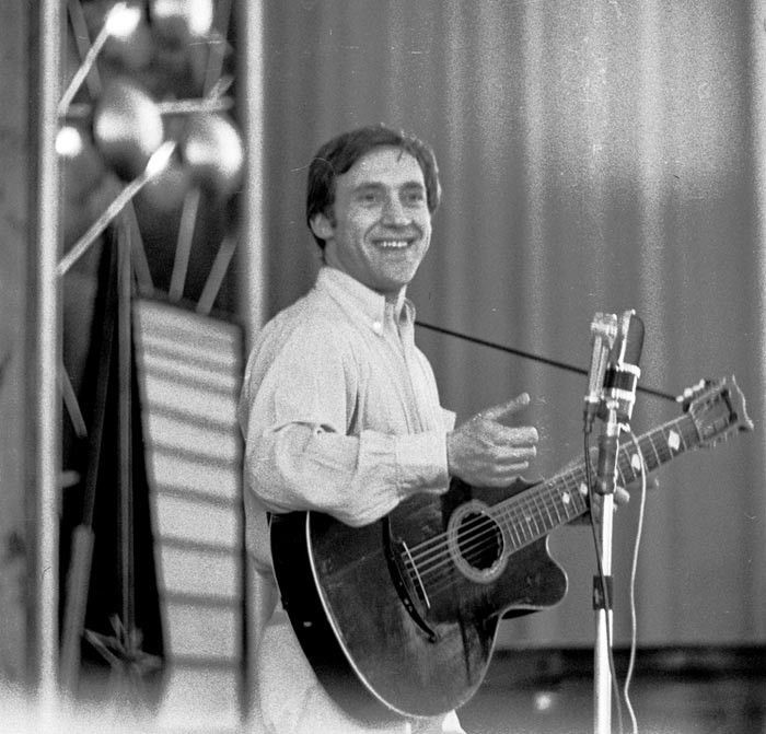 Vladimir Vysotsky performs with Oktava mike