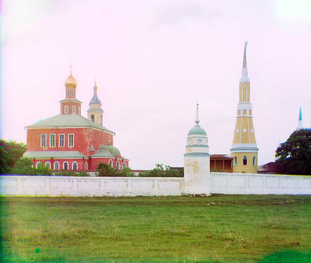 Monastero Staro-Golutvin. Vista sud-est. Da sinistra: Cattedrale dell’Epifania, campanile, parete sud e torre angolare sud-est, torre angolare nord-est. Estate 1912