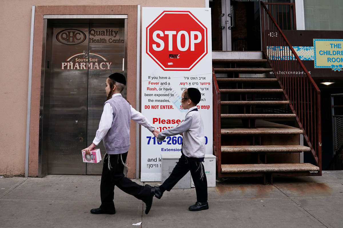 Табличка на двери аптеки в Бруклине: «СТОП. Если у вас жар и сыпь или вы болеете корью, не входить!»