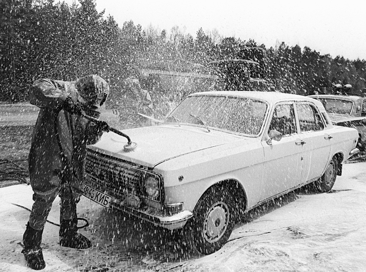 Descontaminación de un coche que sale de la zona afectada de Chernóbil.