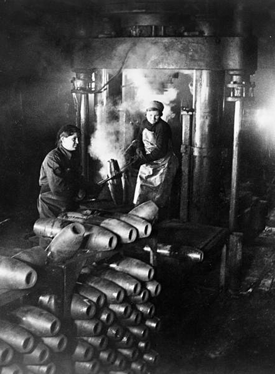 Жени в цех на завод правят снаряди, 1942