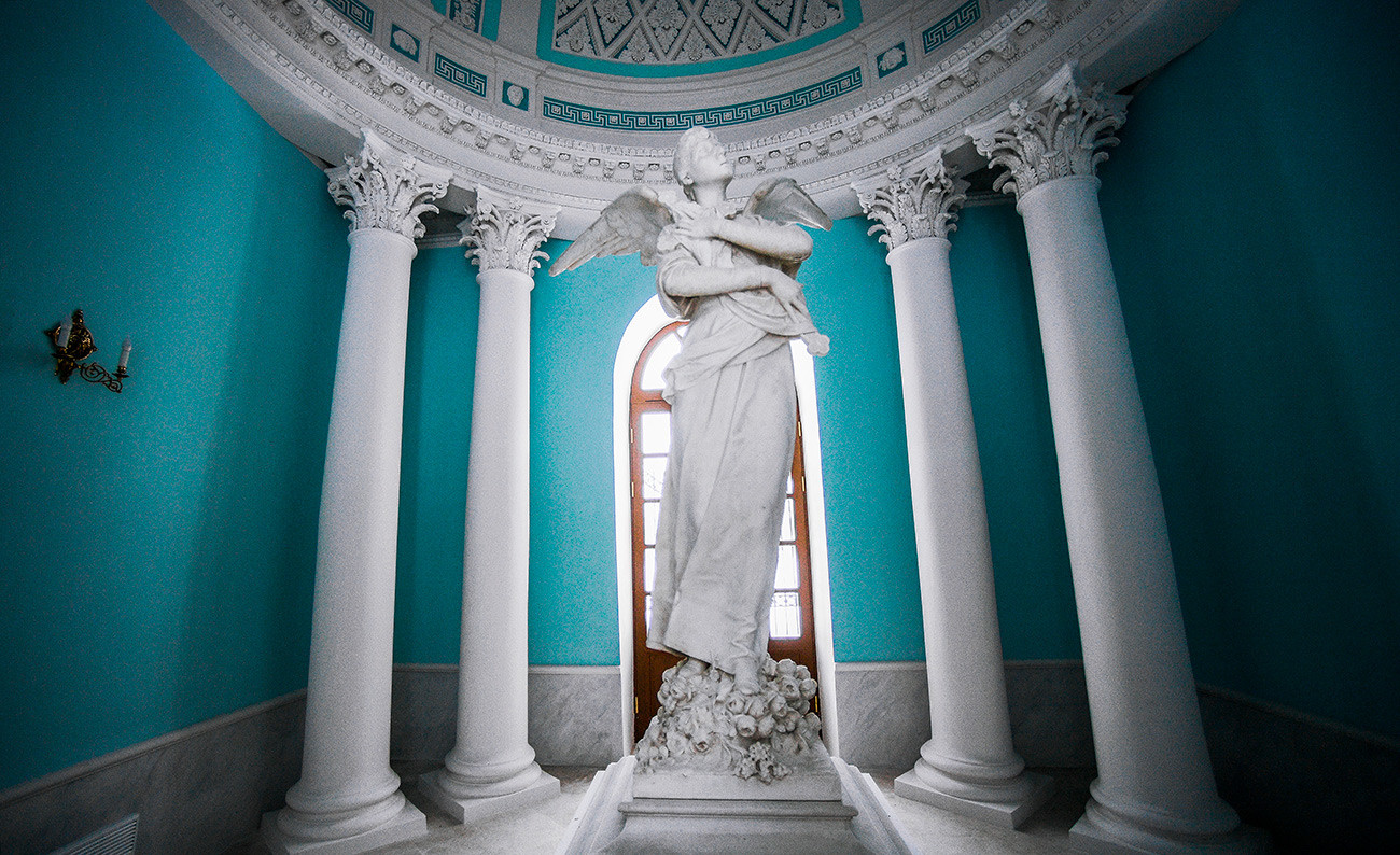 A monument in honor of Tatiana Yusupova in Arkhangelskoye.