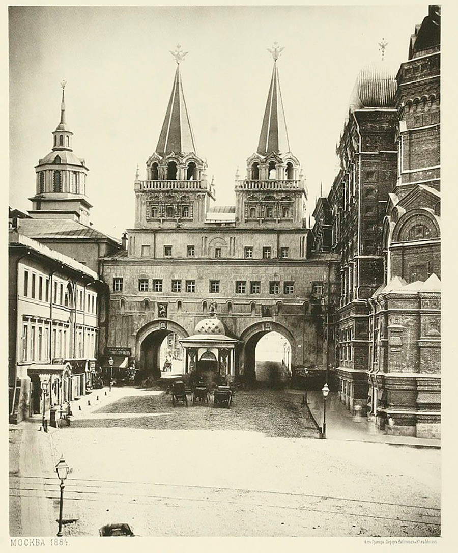 Voskresensky gate before the Revolution