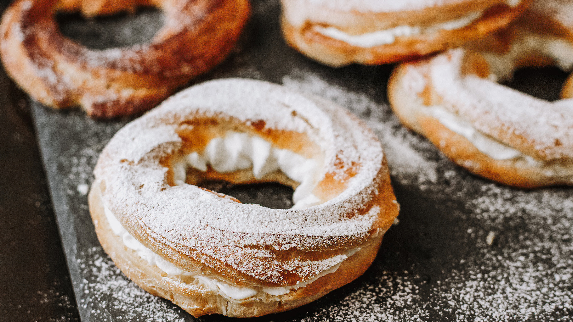 Soviet confectioners were inspired by choux pastry and gave it a signature hint by replacing French custard with cream made of tvorog. 