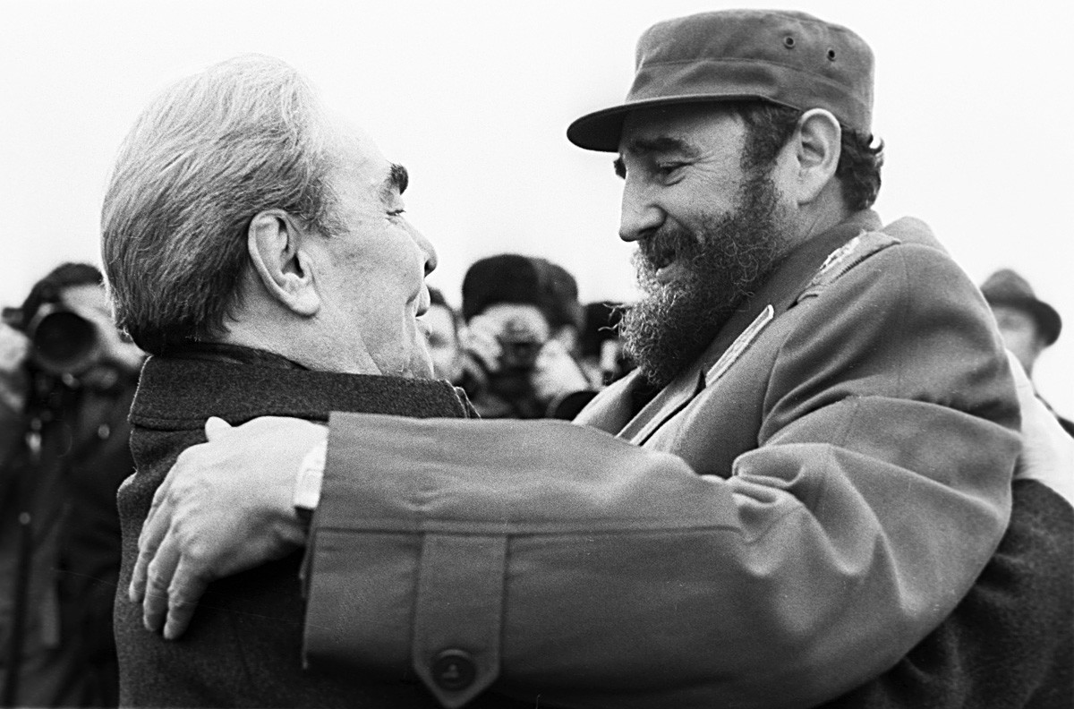 Leonid Brezhnev merangkul Fidel Castro dalam kunjungannya ke Moskow.