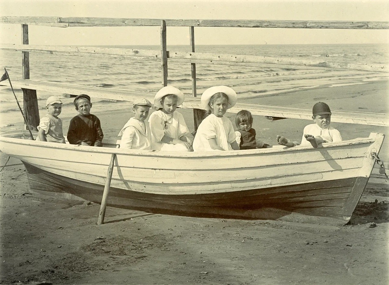 Des enfants en canot sur une rive du golfe de Finlande, 1906
