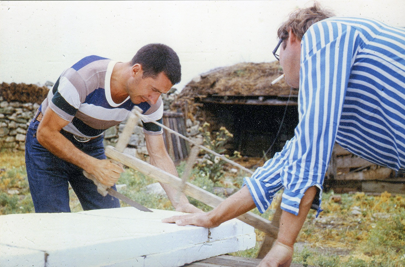 Pembuatan papan selancar di Semenanjung Tarkhankut, Krimea (1966).