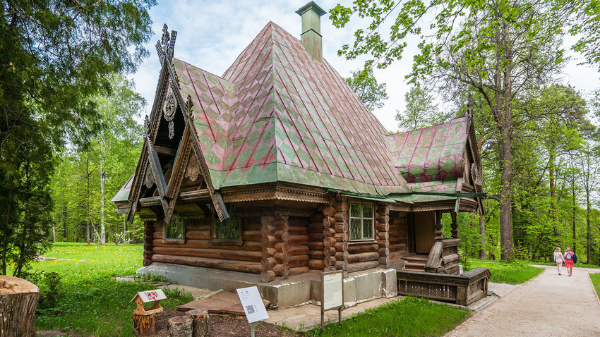 A casa de banhos em forma de “teremok”,  tipo tradicional de construção de madeira russa.