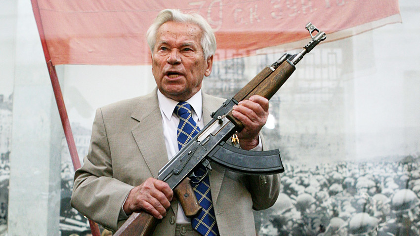 87-godišnji konstruktor Mihail Kalašnjikov, tvorac čuvenog AK-47, na svečanosti povodom 60-godišnjice ovog modela, 6. srp 2007., Moskva. Putin je rekao da je AK-47 simbol stvaralačkog genija i da se treba boriti protiv proizvođača falsifikata AK-47, zbog kojih Rusija godišnje izgubi 2 mlrd dolara.
