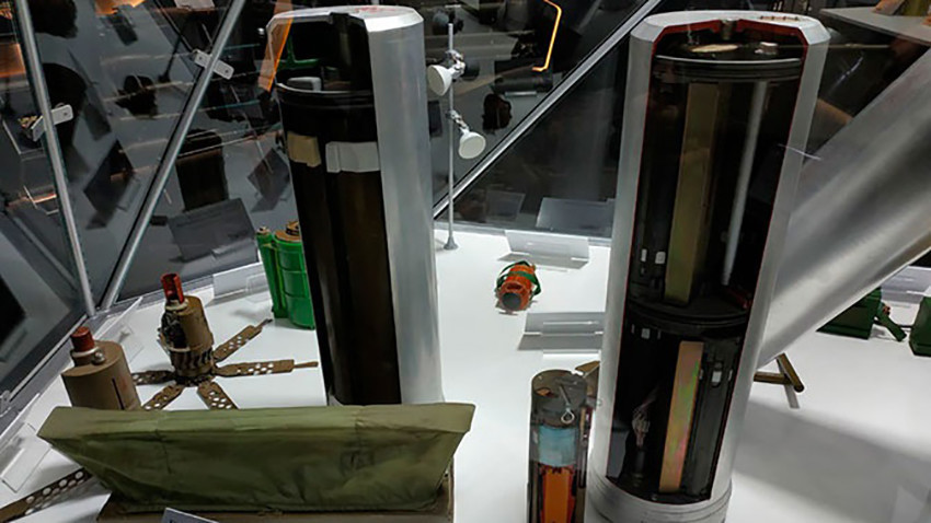 Kaseta s protutenkovskom municijom KPTM-4 i kaseta s protupješačkim fragmentacijskim minama KPOM-3 na izložbi specijalne tehnike pri Međunarodnom vojno-tehničkom sajmu "Armija-2019"