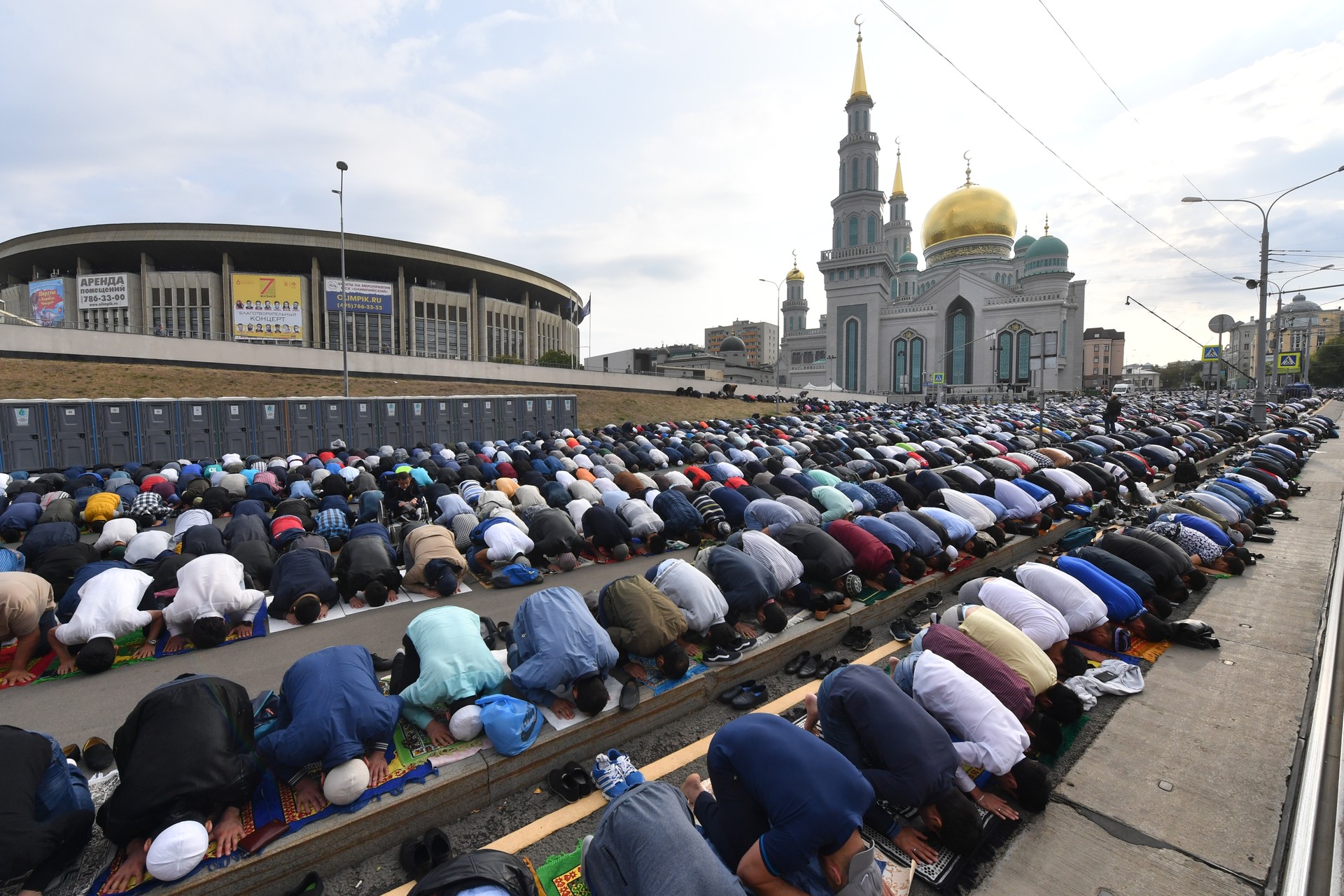 Ид намаз. Праздник мусульман Курбан-байрам в Москве. Мусульмане в Москве на Курбан байрам. Мусульмант в Курбан байран в Москве.