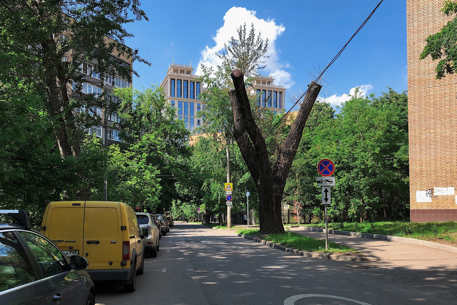 Двор жилых домов на Верхней улице