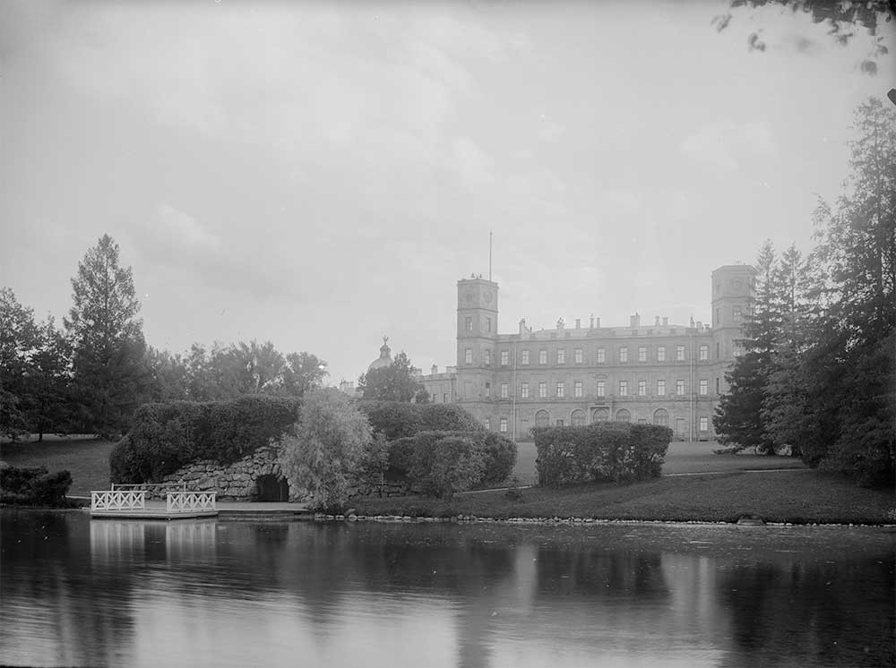 Гатчина. Изглед към двореца от парковата страна, 1900-те години.