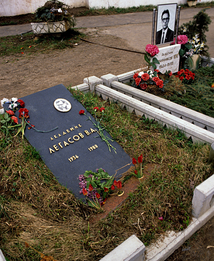 Гроб Валерија Легасова (1936-1988), совјетског хемичара и члана совјетске Академије наука на Новодевичјем гробљу, 1989.