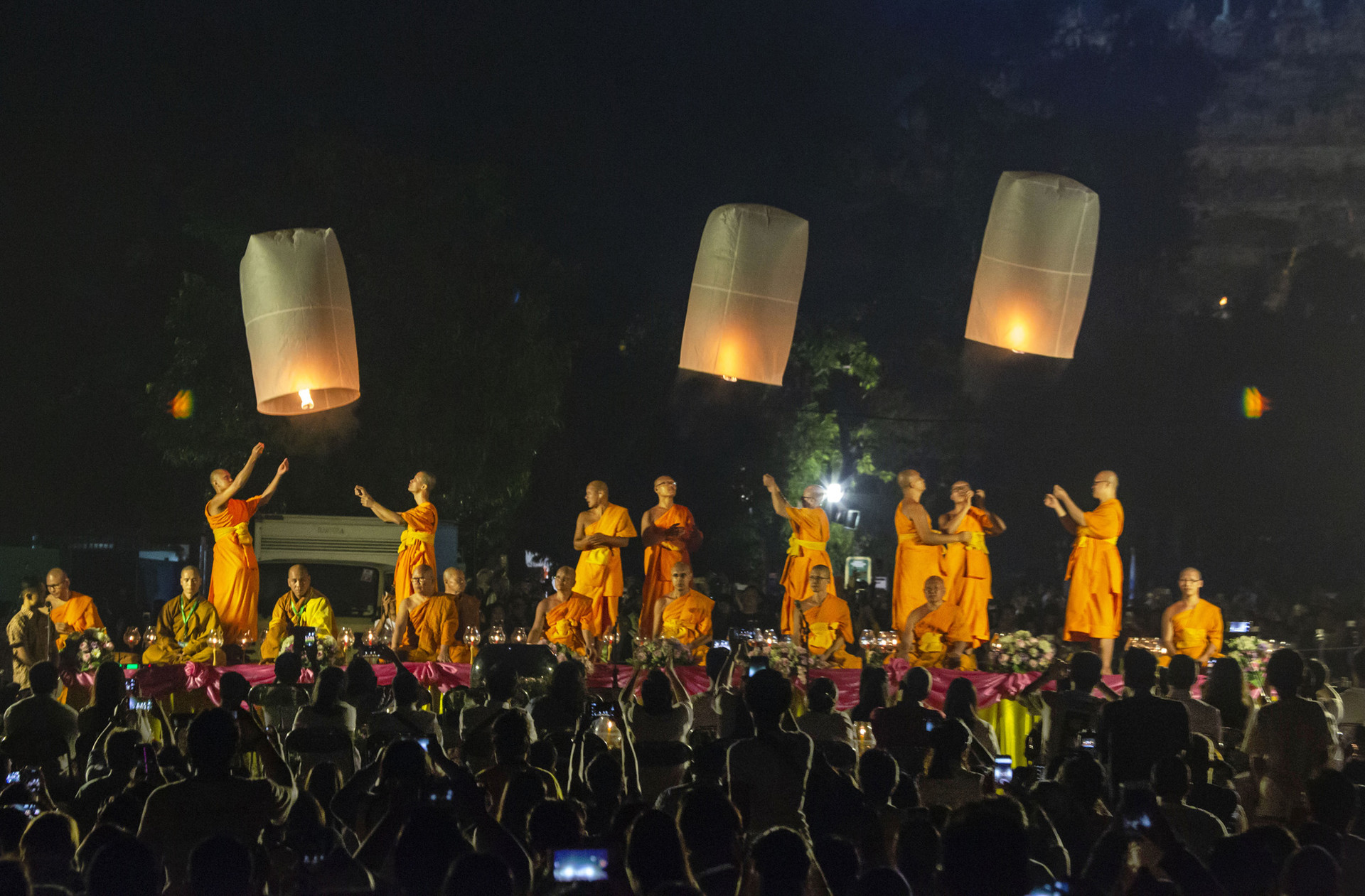 Pelepasan lentera terbang pada perayaan Waisak di
Candi Borobudur, Jawa Tengah.