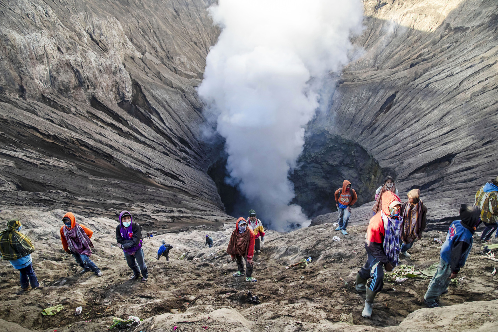 Ritual Lempar Sesaji pada perayaan Kasada di Bromo, Jawa Timur.