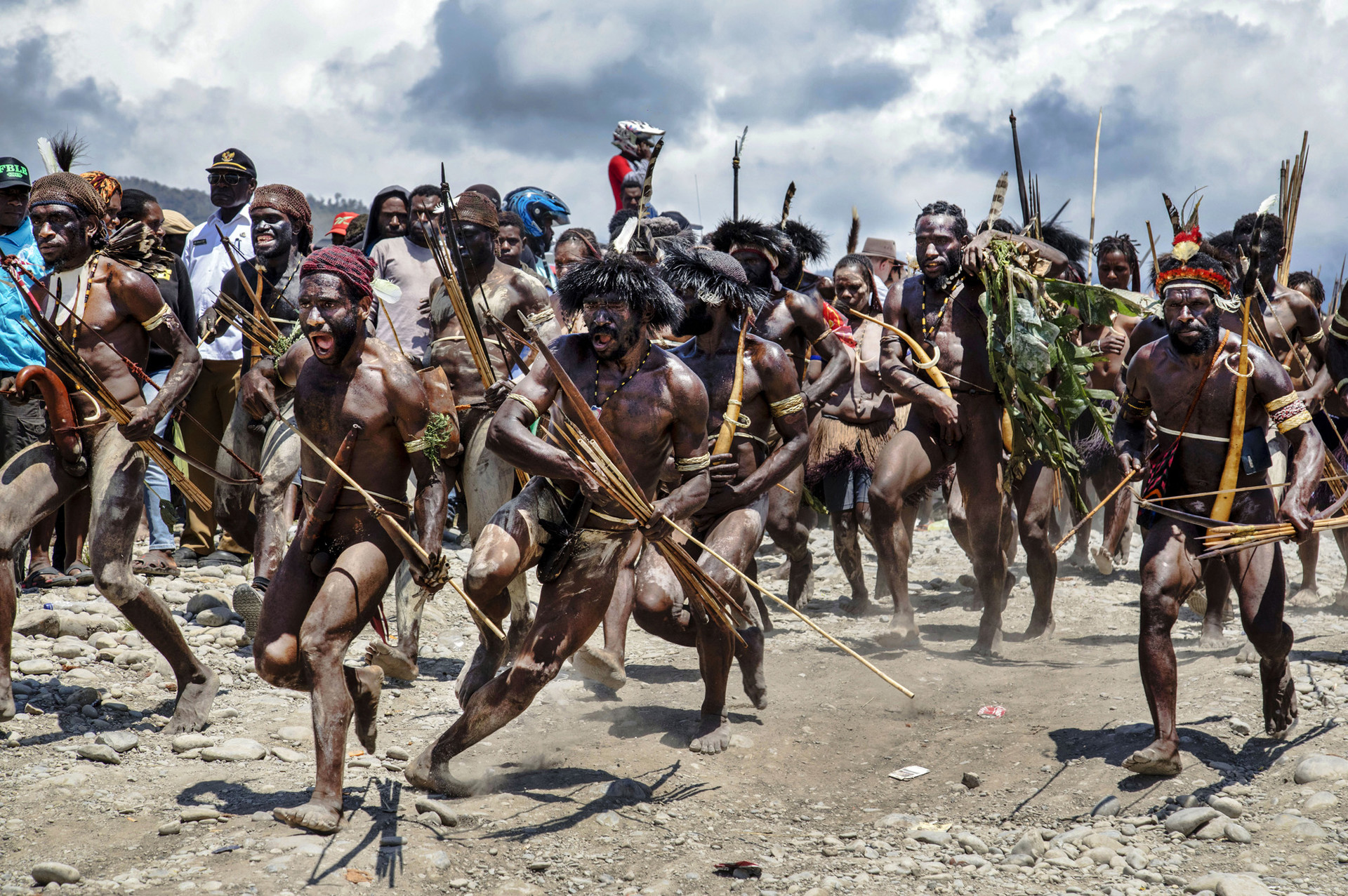 Dramatisasi “perang suku”di Lembah Baliem, Papua.