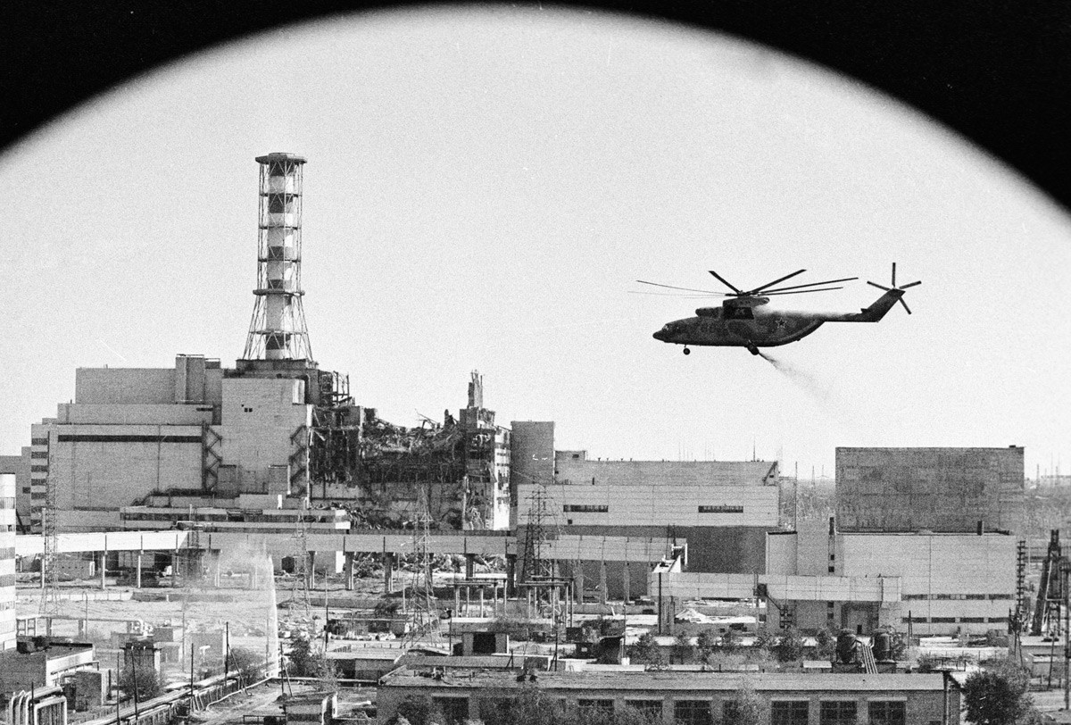 Helikopterji izvajajo dezaktivacijo zgradb JE Černobil