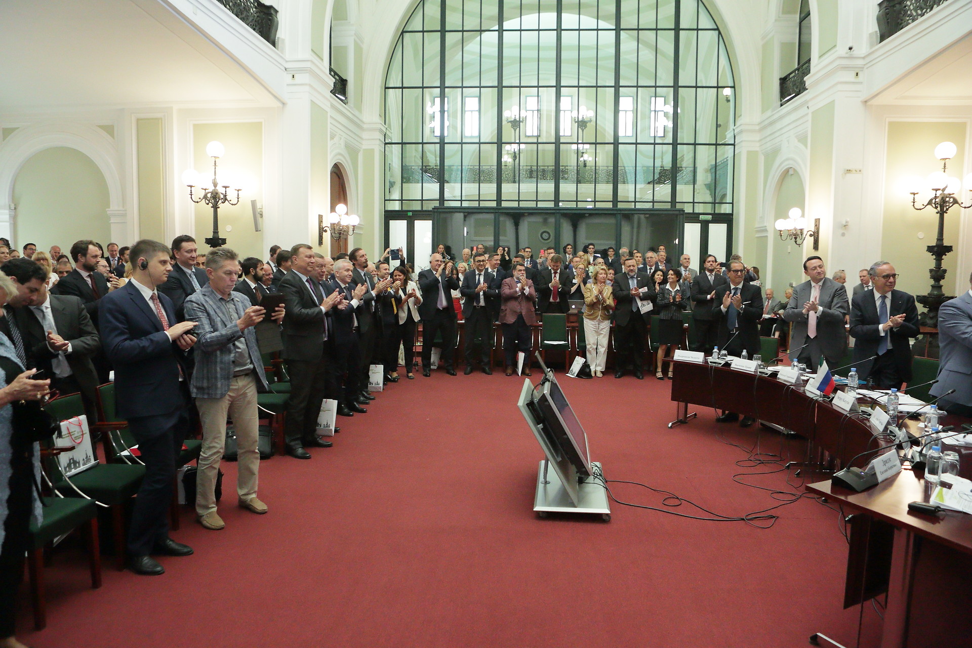 Applausi e standing ovation per salutare l'ex presidente della CCIR Rosario Alessandrello, che passa il testimone al neoeletto Vincenzo Trani