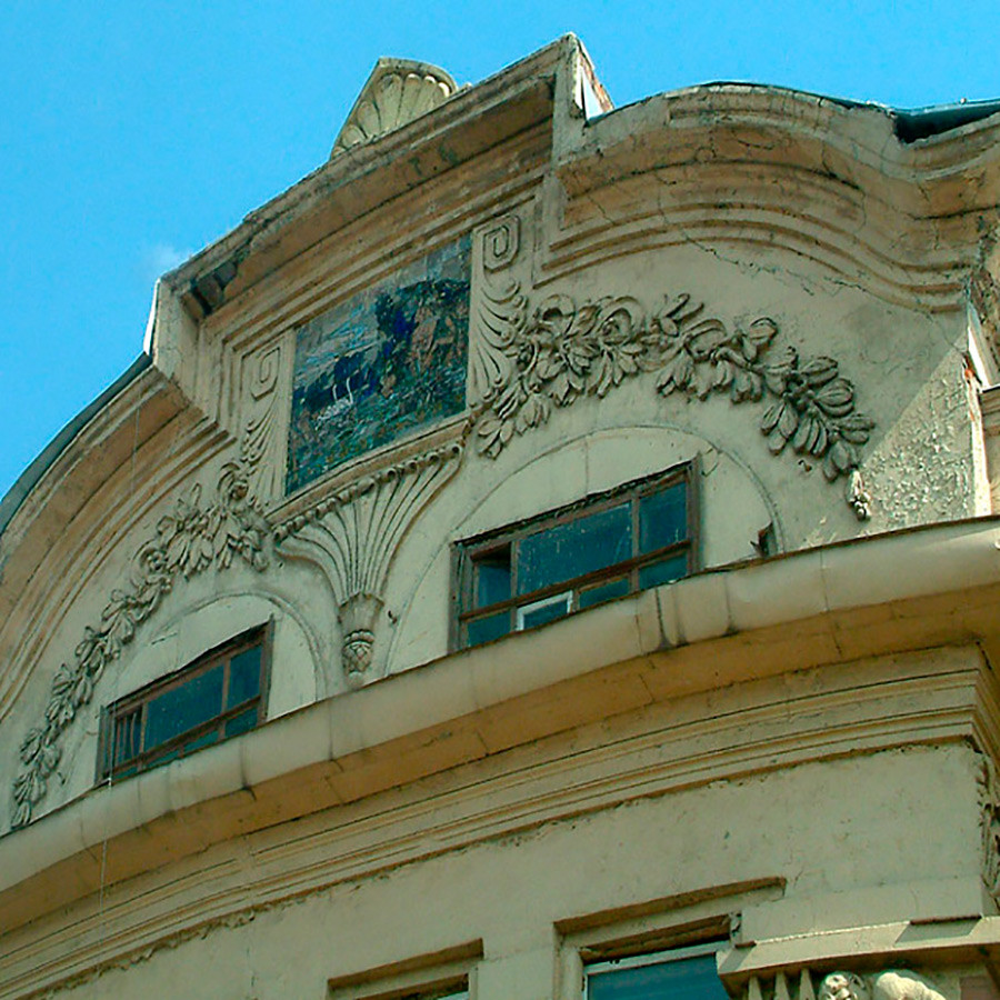 The bas-relief and a mosaic on top of the Nirnsee House.