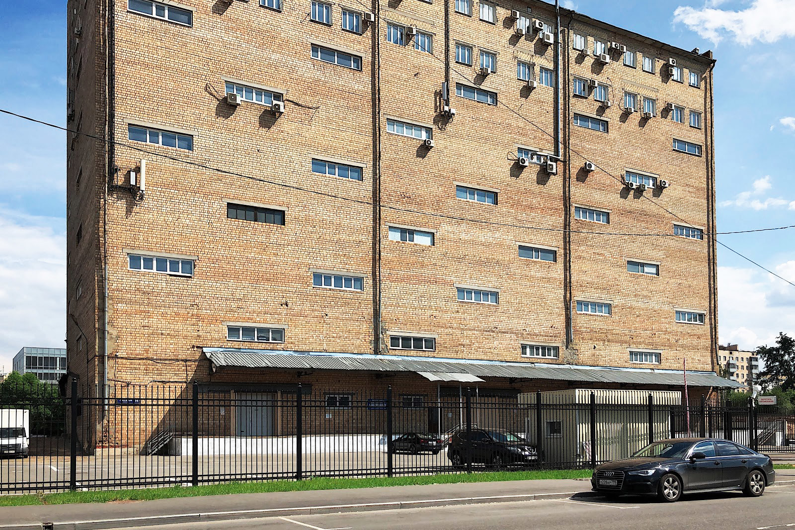 Bumazhny Proezd Str., office/warehouse building, former warehouse of Pravda publishing house