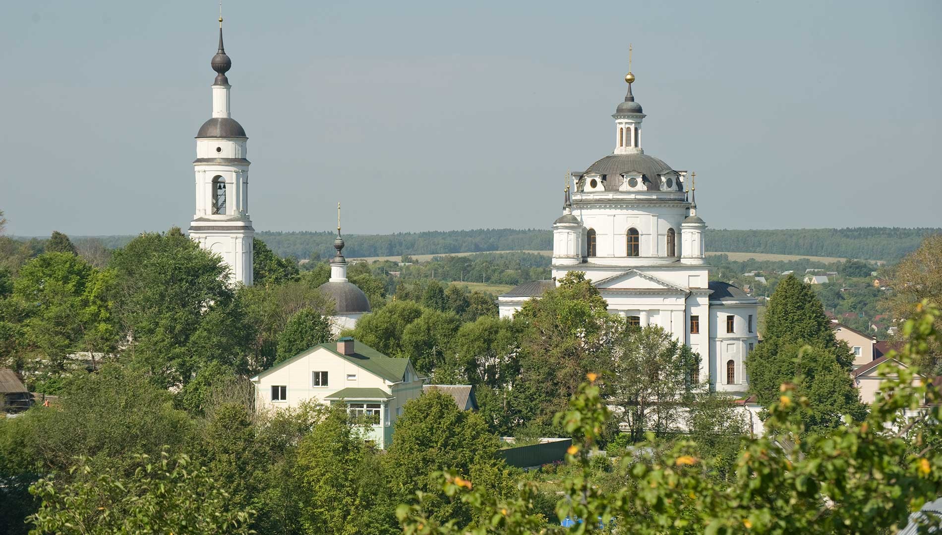 Malojaroslavets. Convento di San Nicola-Chernoostrovskij. Campanile e Cattedrale di San Nicola, vista sud. 7 agosto 2016