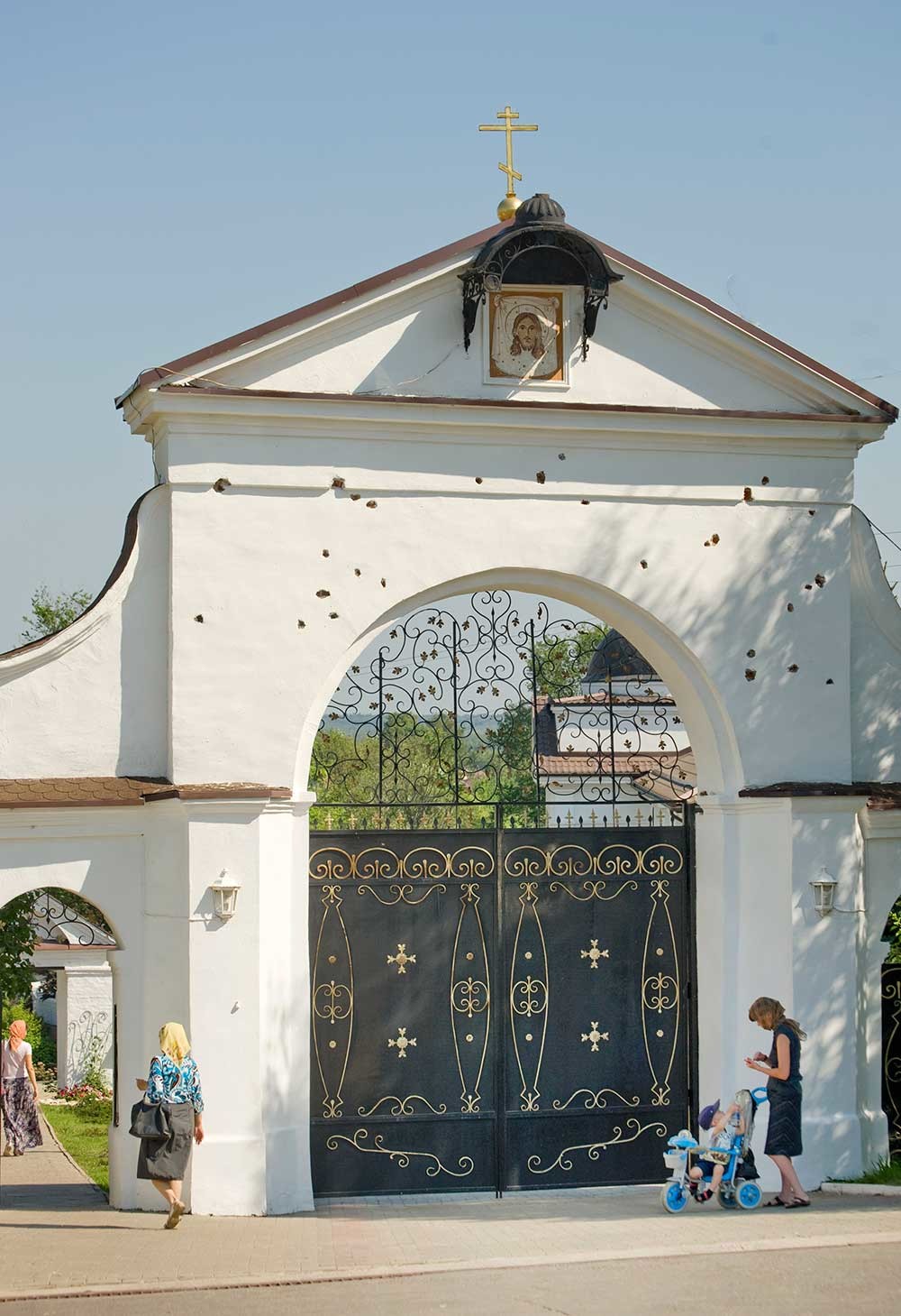 Convento di San Nicola-Chernoostrovskij. Porta Santa con tracce delle schegge della battaglia del 1812. 7 agosto 2016
