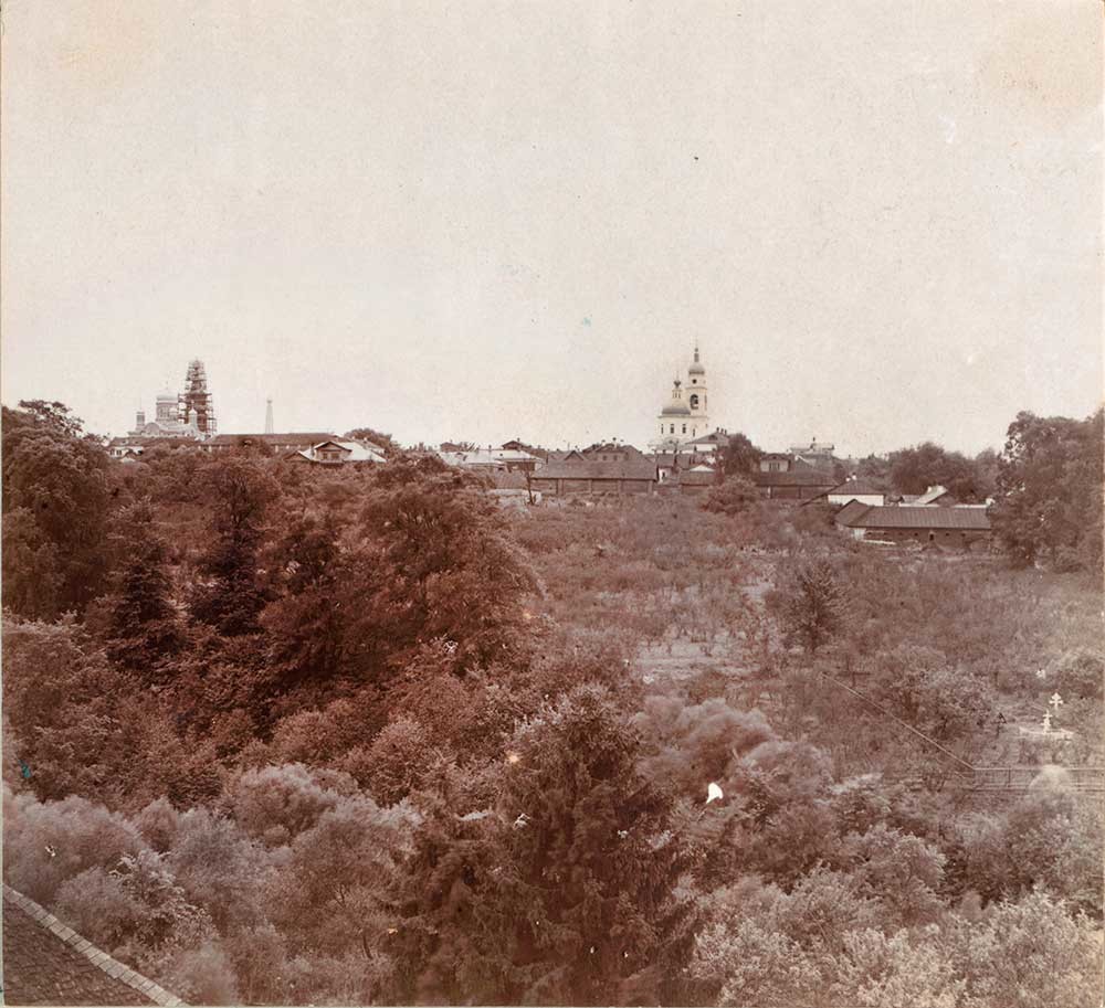 Malojaroslavets, vista da nord-est. Cattedrale della Dormizione (a sinistra), campanile e Cattedrale dell’Icona della Vergine di Kazan. Estate 1912