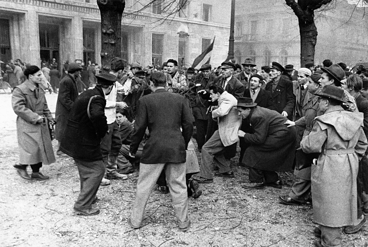 Припадник Мађарске тајне полиције доспео је у руке разгневљеној гомили за време побуне мађарског народа против совјетске власти. Будимпешта, новембар 1956.
