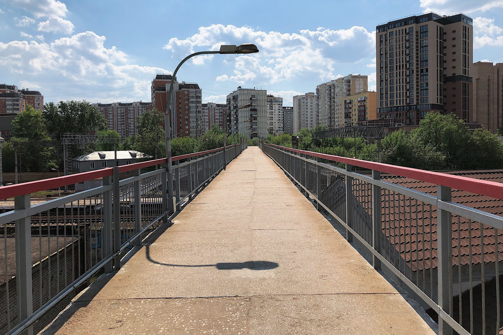 Jembatan penyeberangan di atas rel di Stasiun Moskow-Tovarnaya-Kurskaya.
