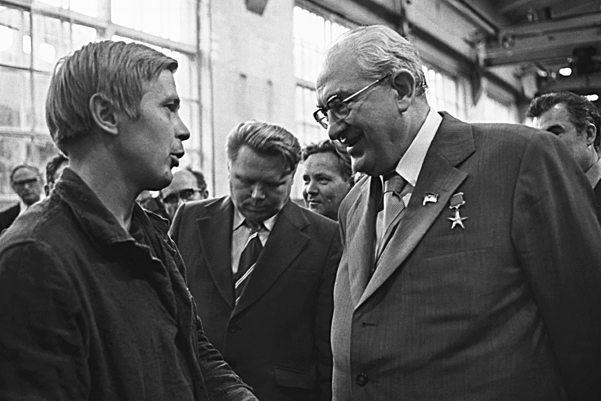 Jurij Andropov (desno), član Politbiroja CK KPSS in šef KGB-ja se pogovarja z N. Gorožankinom (levo), delavcem v tovarni traktorjev Onjega. Petrozavodsk, Karelijska sovjetska republika, 4. avgusta, 1978.