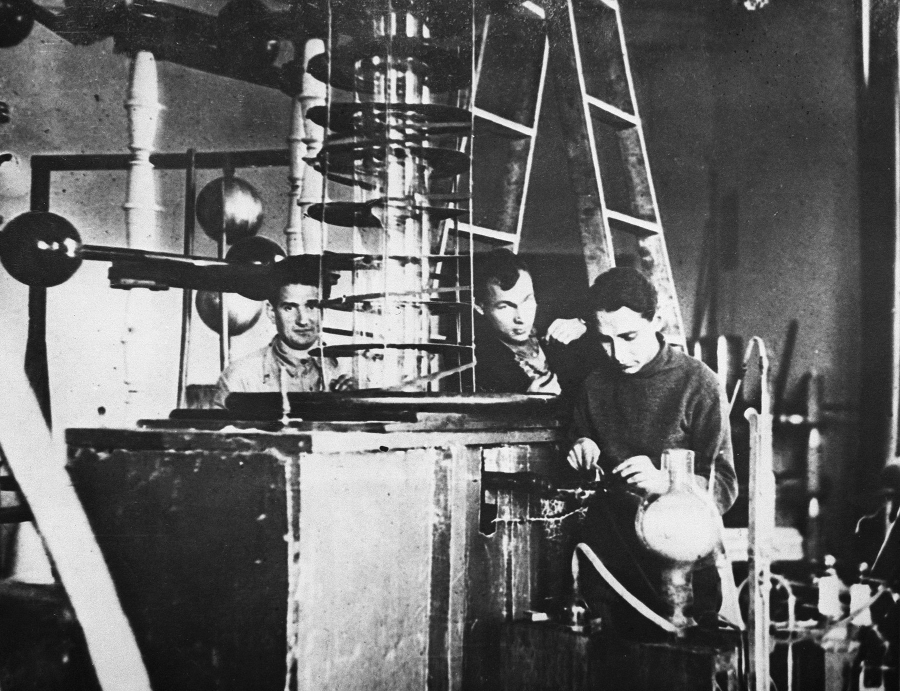 République soviétique socialiste d’Ukraine. Ville de Kharkov. 1er janvier 1932. Igor Kourtchatov et ses collègues au laboratoire d’accélérateurs de l’Institut de physiques et de technologie de Kharkov.